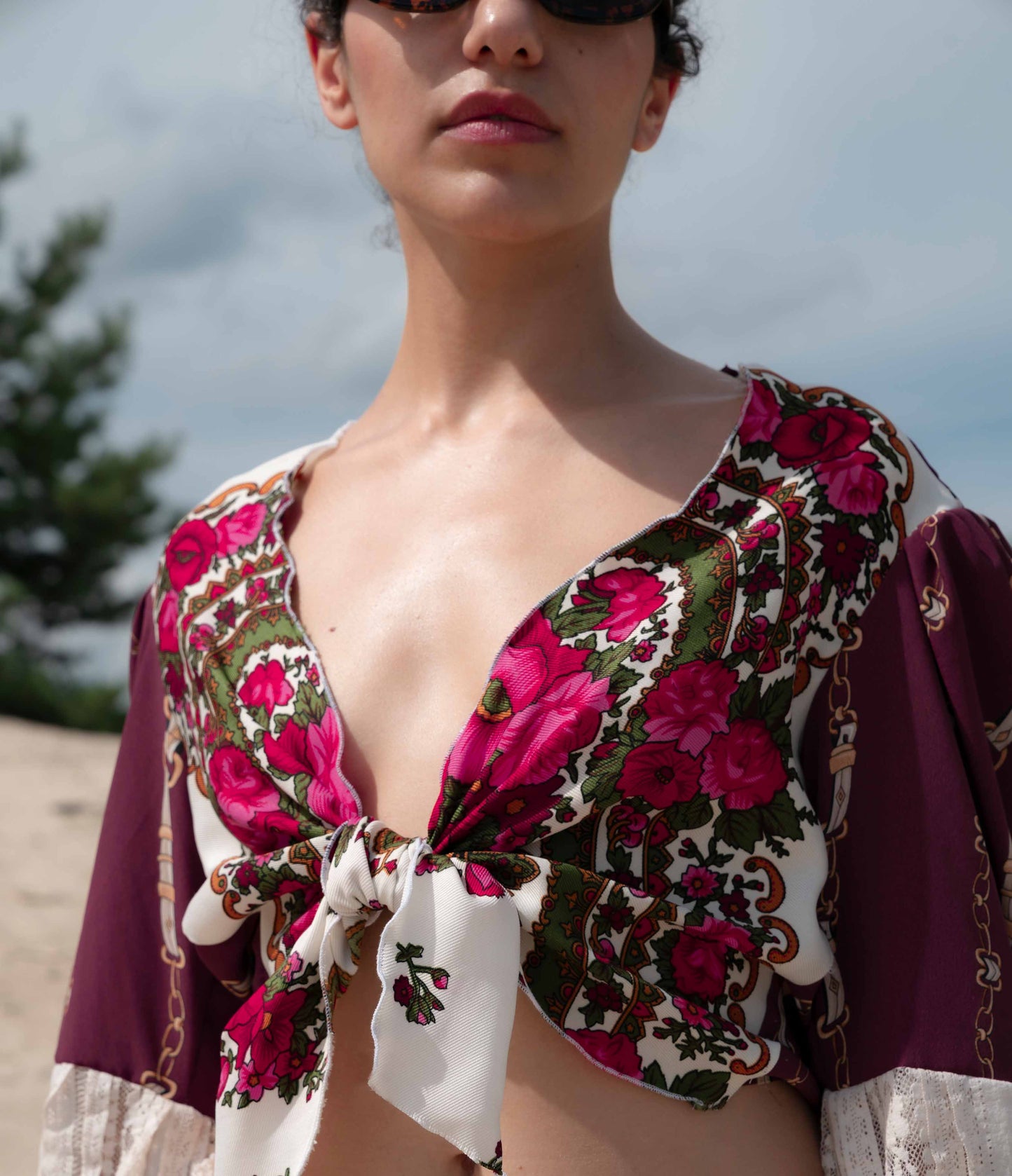 Knotenbluse mit floralen Motiven