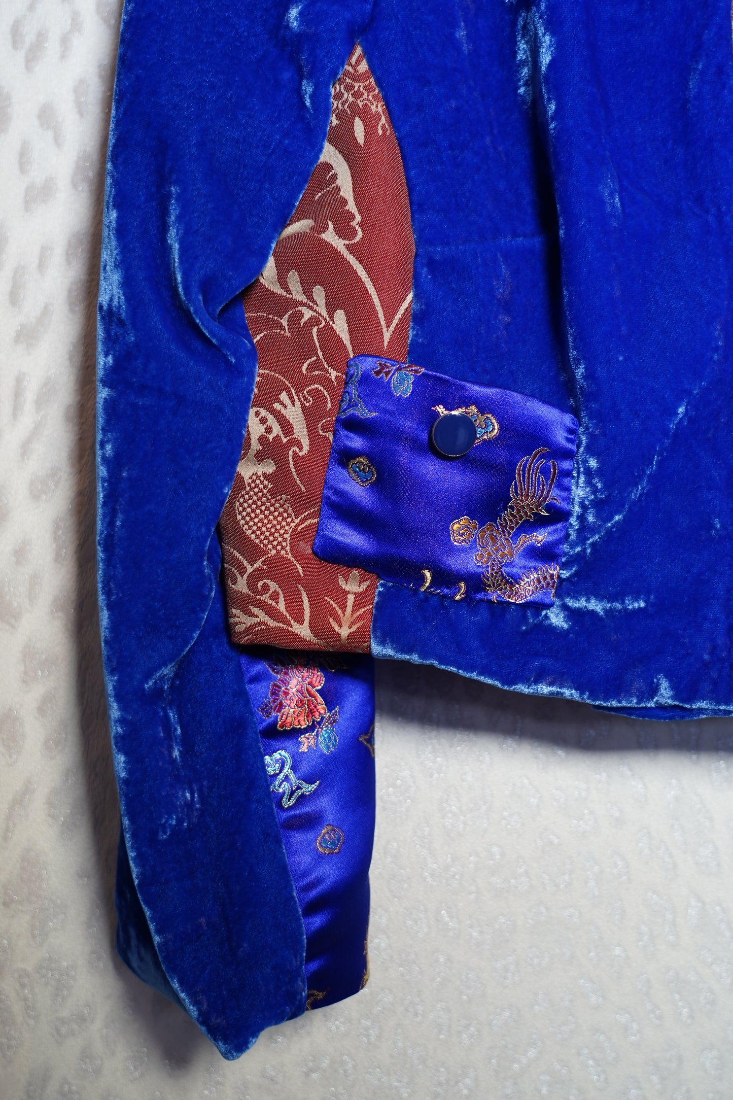 Giacca corta in velluto con collo in pelliccia