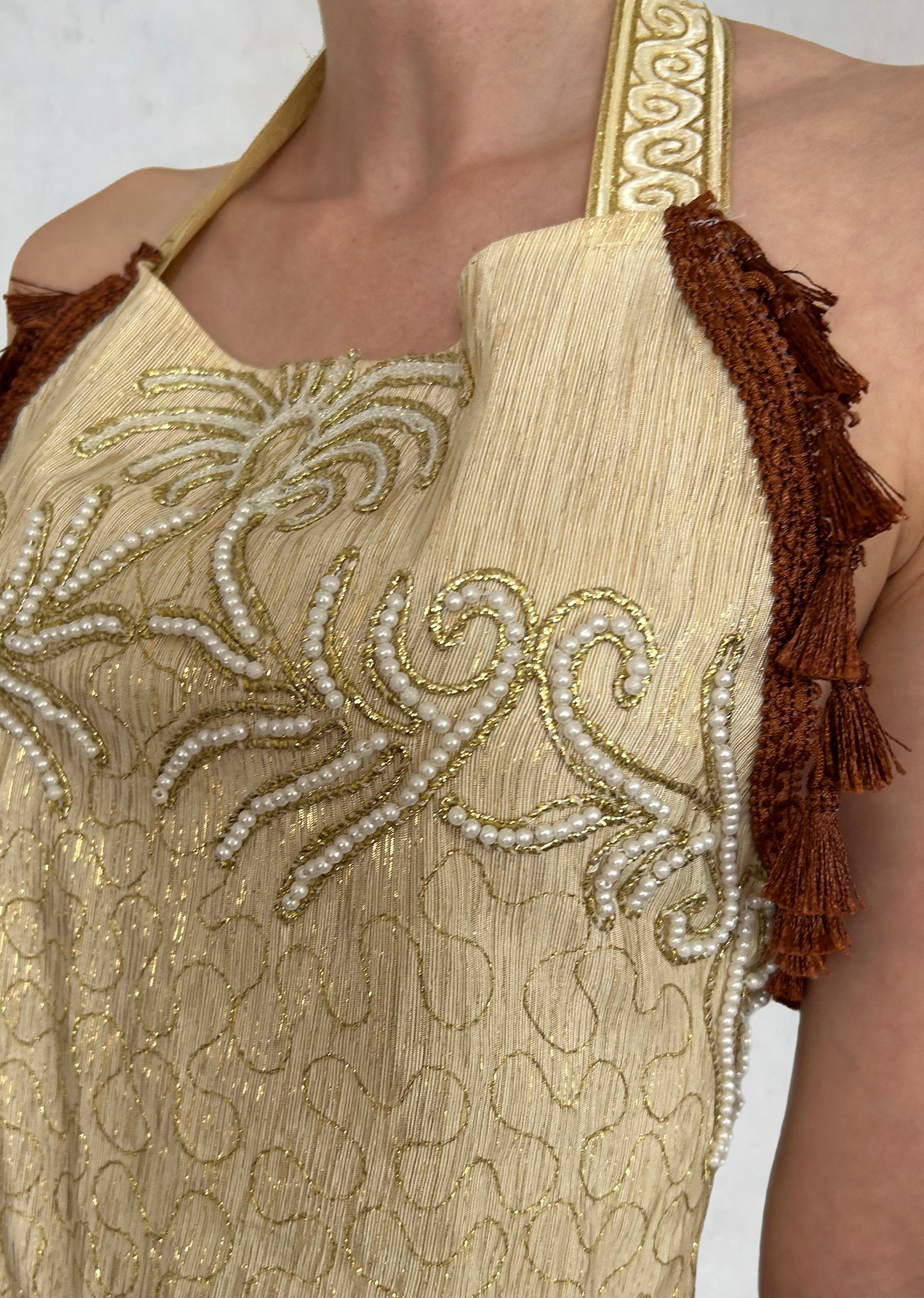 Top mit aufgestickten Ornamentmotiven