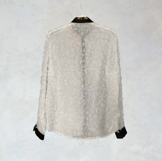 Camicia leggermente trasparente con volant e ricami