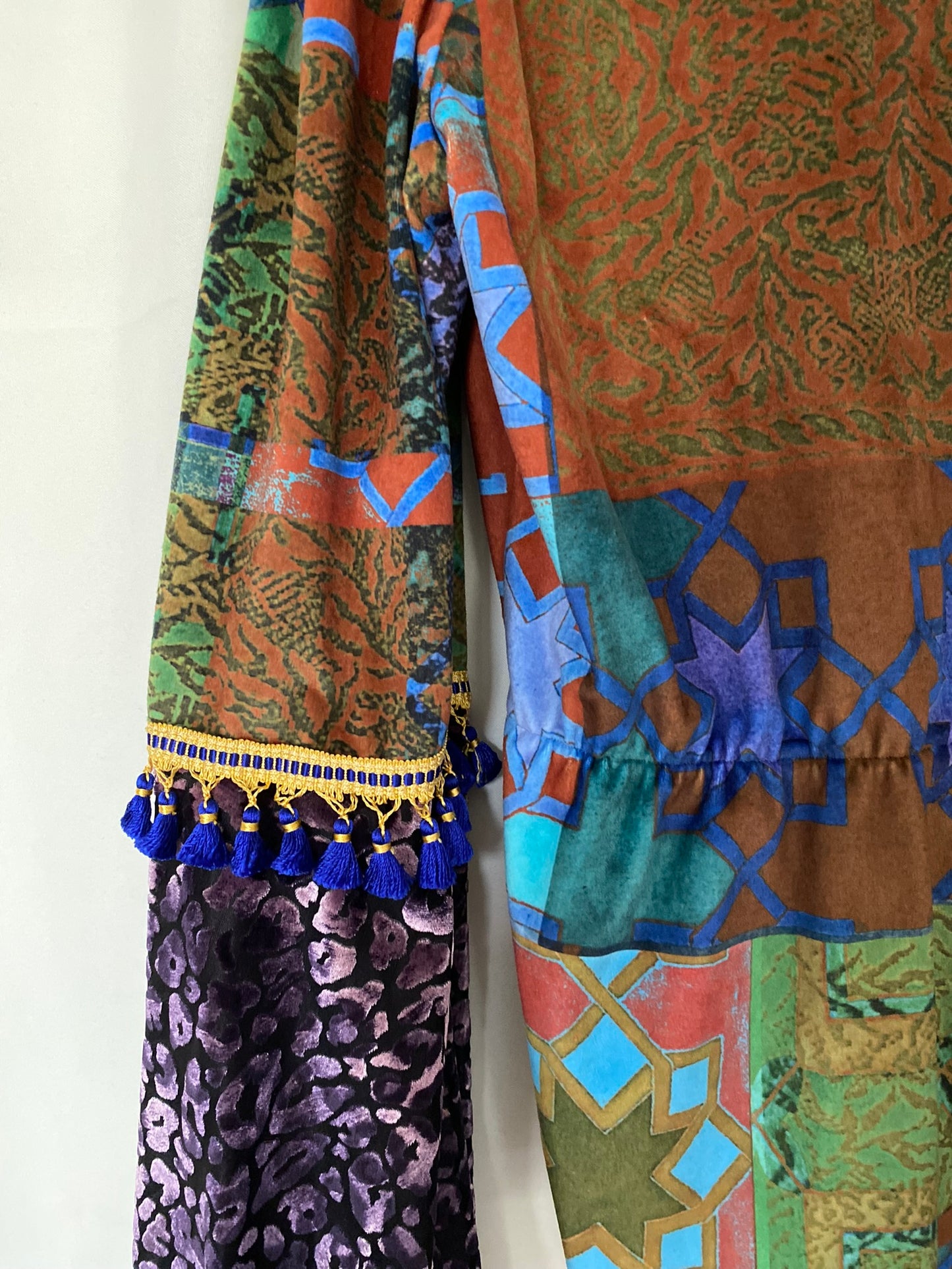 Knotenbluse in Digitalprint mit Flötenärmel