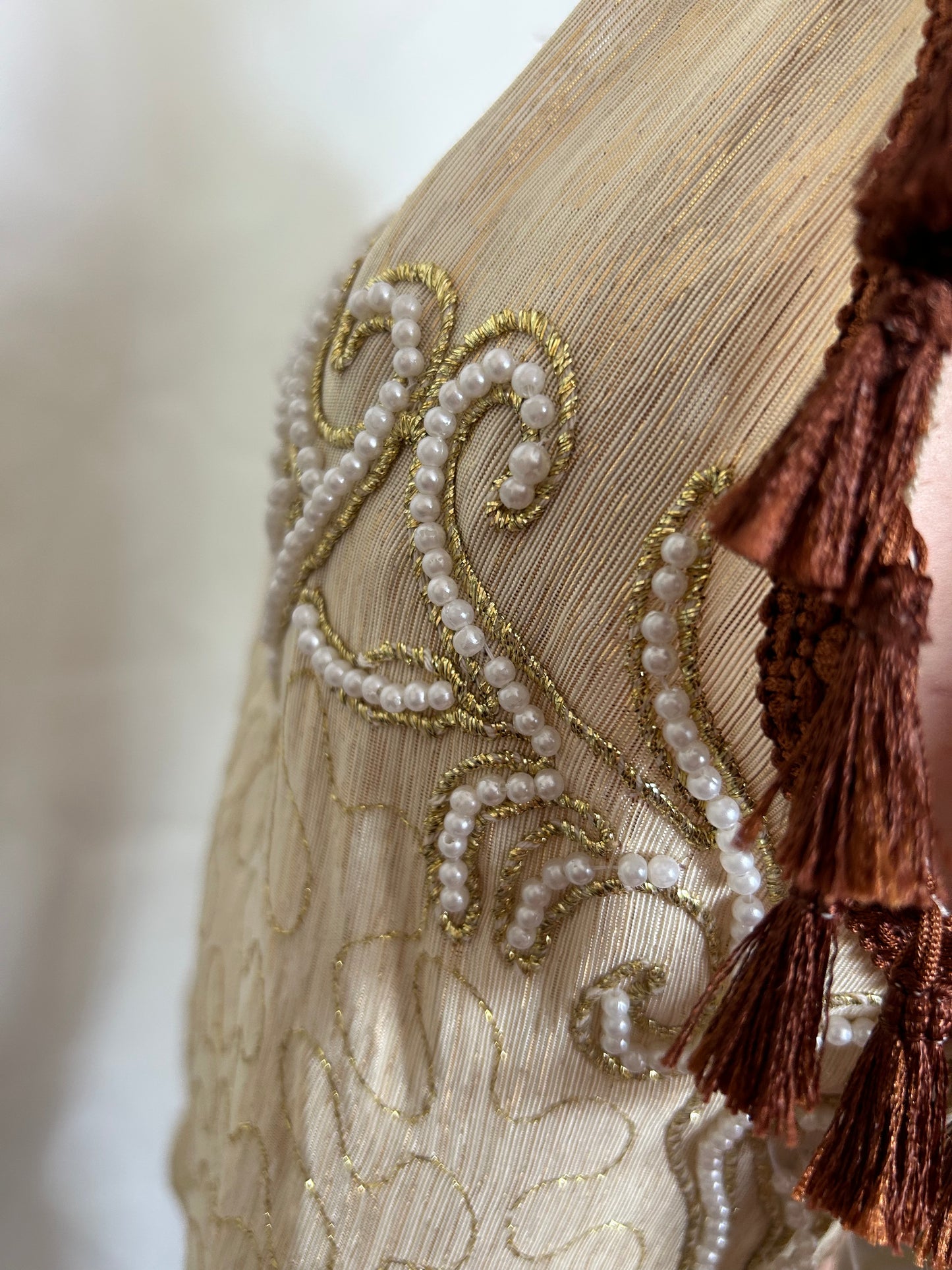 Top mit aufgestickten Ornamentmotiven