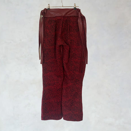 Pantaloni con stampa animalier e cinturini