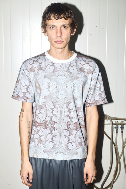 T-Shirt mit monochrom-ornamentalen Print