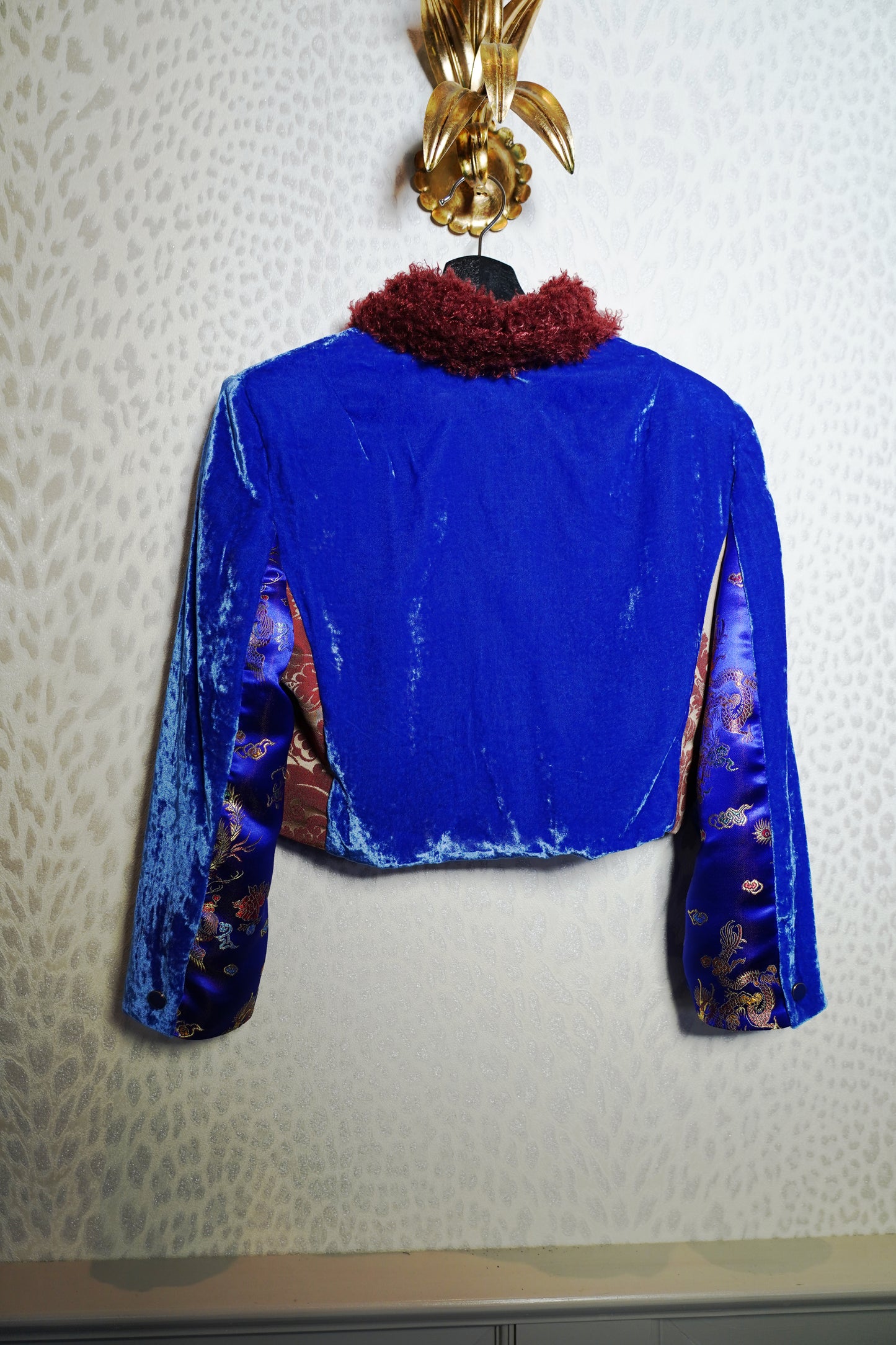 Giacca corta in velluto con collo in pelliccia