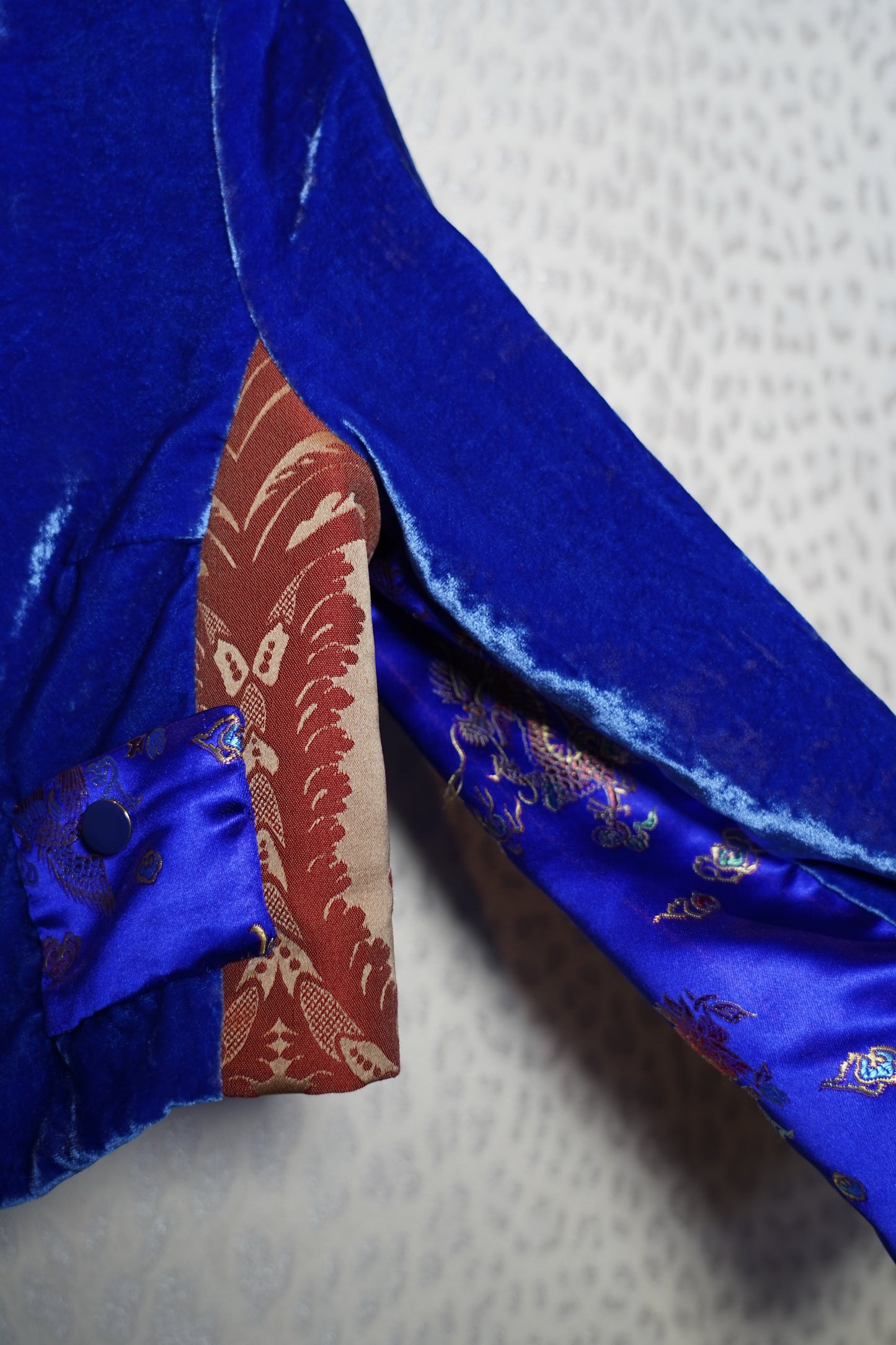 Giacca corta in velluto con collo in pelliccia