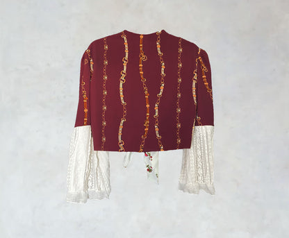 Knotenbluse mit floralen Motiven