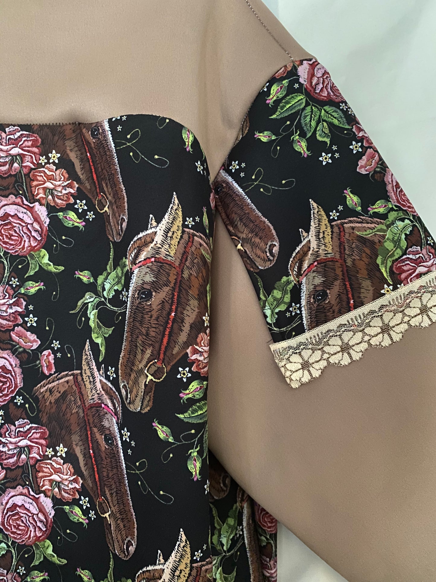 Multifunktionales Pulloverkleid aus Softshell mit Motiven