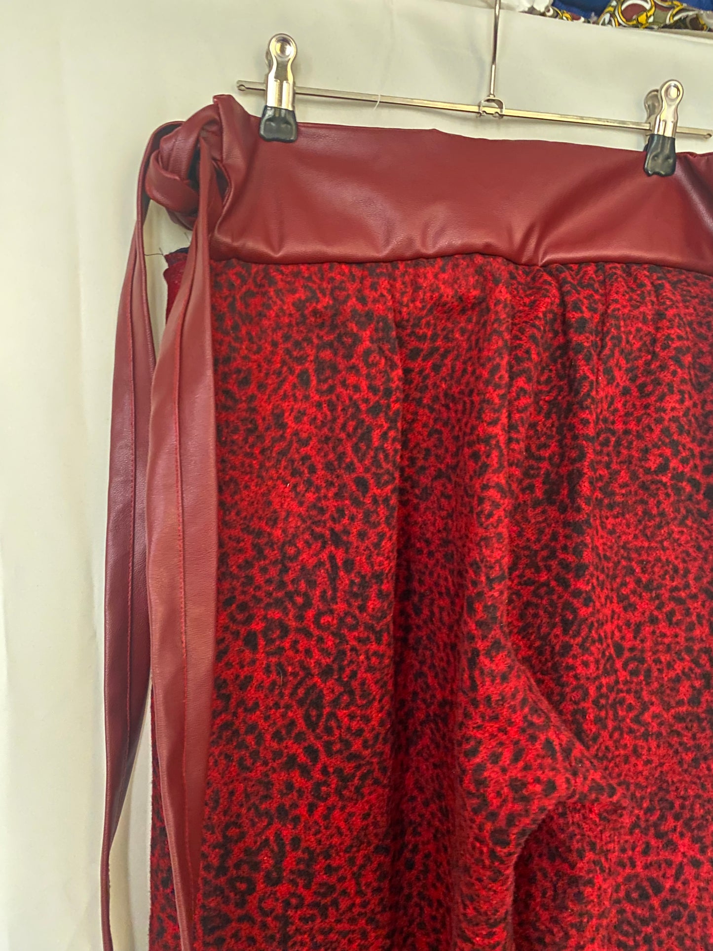 Hose mit Animalprint und Bindebändern