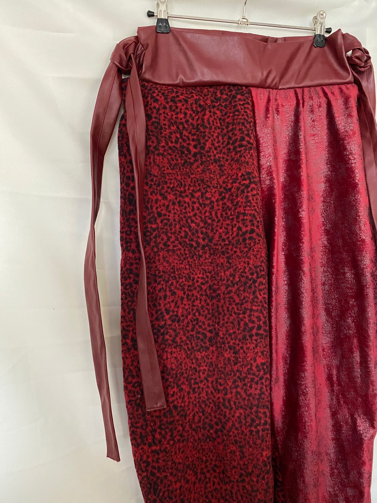 Hose mit Animalprint und Bindebändern