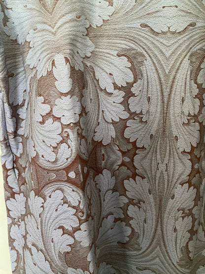 T-Shirt mit monochrom-ornamentalen Print