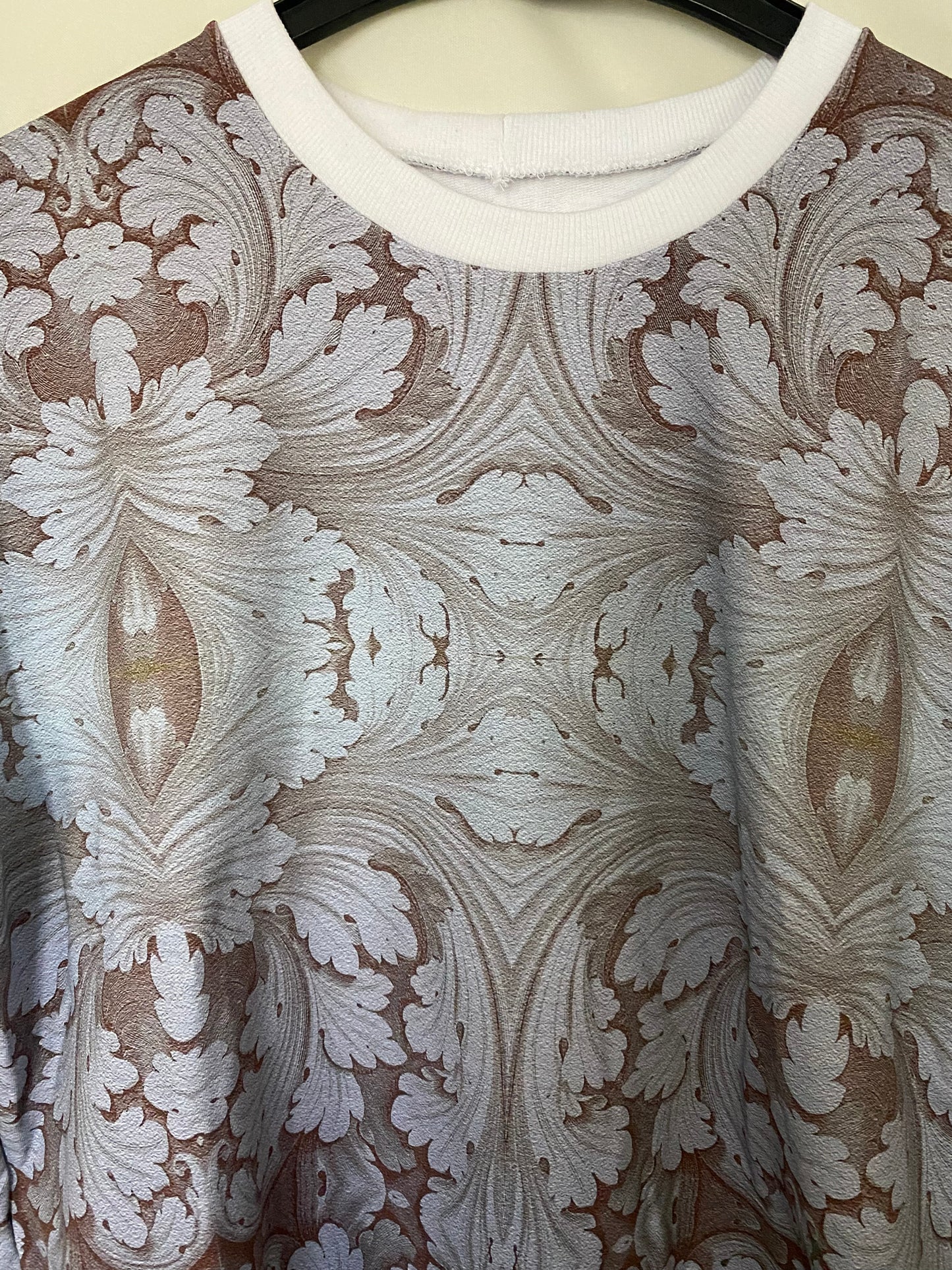 T-Shirt mit monochrom-ornamentalen Print