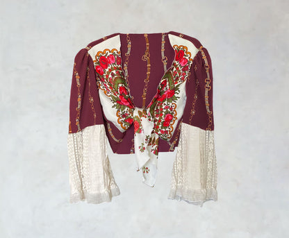 Knotenbluse mit floralen Motiven