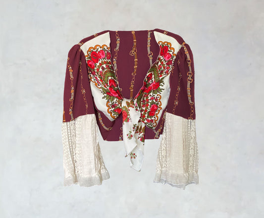 Knotenbluse mit floralen Motiven