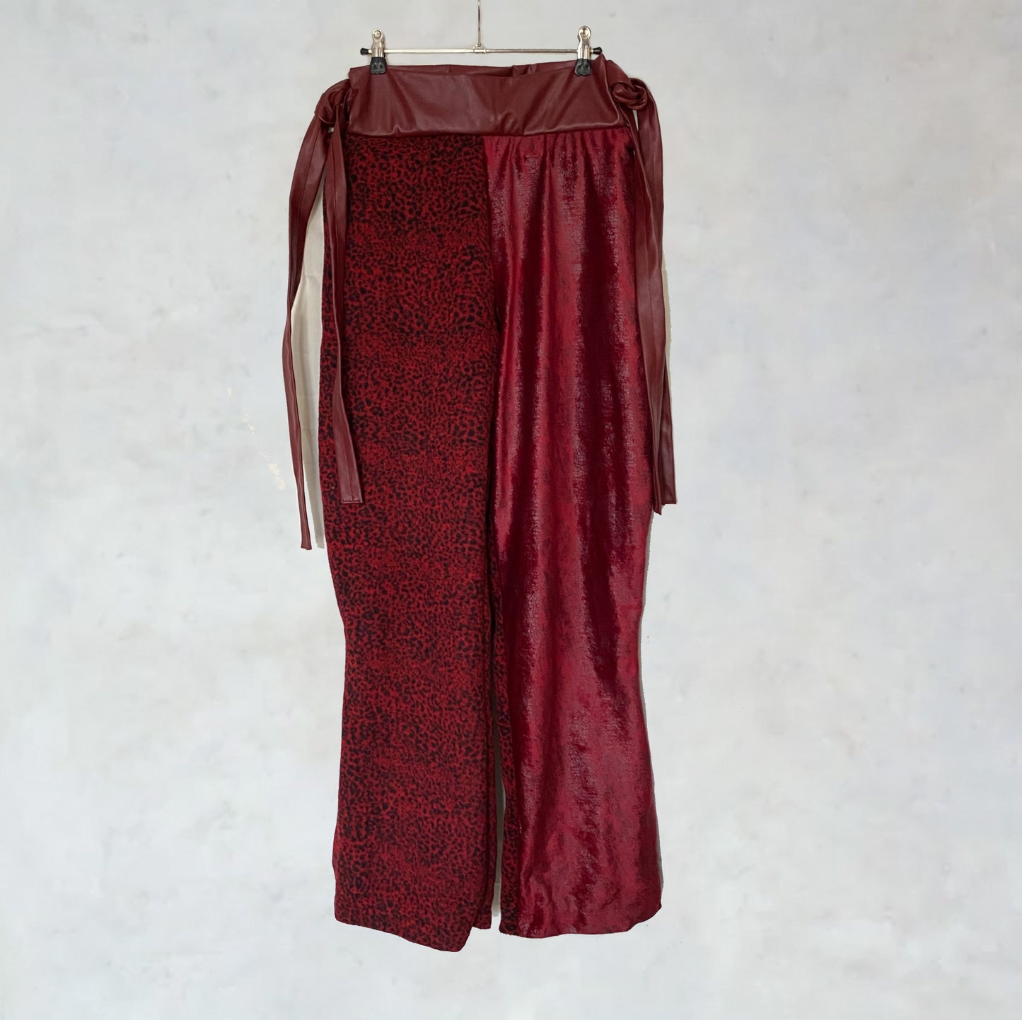 Hose mit Animalprint und Bindebändern