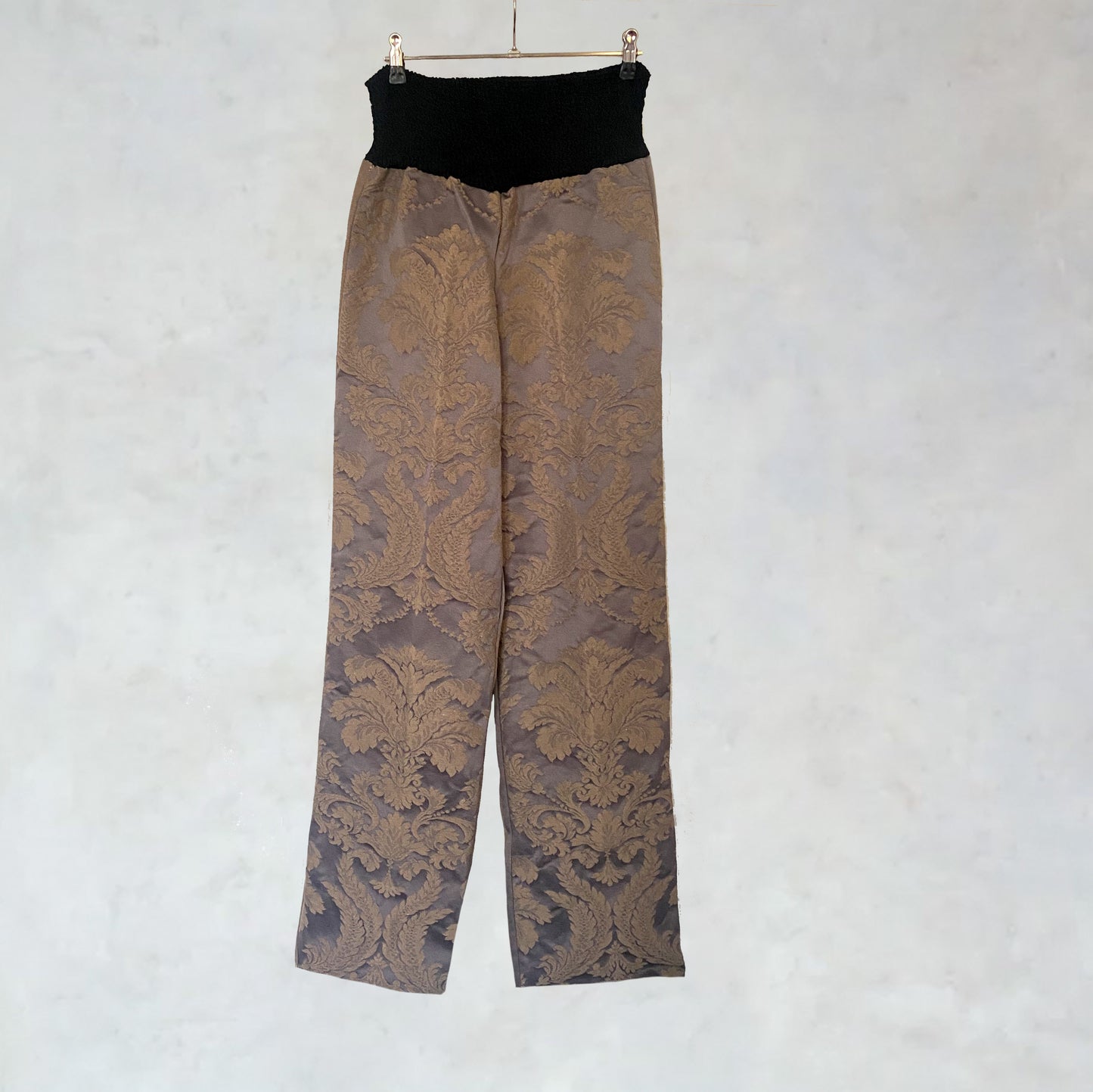 Hose mit ornamentalen Mustern