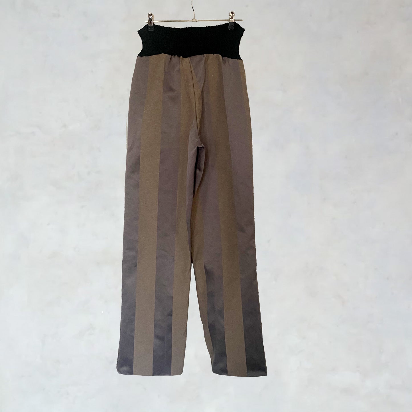Hose mit ornamentalen Mustern